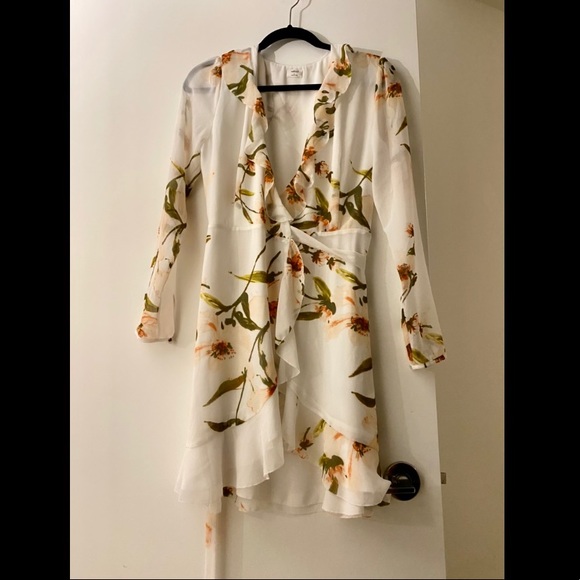 Aritzia Wilfred Louise White Floral Wrap Dress Small NWOT - Picture 3 of 3